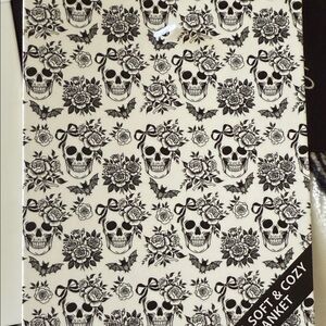 Deborah Connolly designs Halloween skull and bow queen blanket☠️🥀🦇